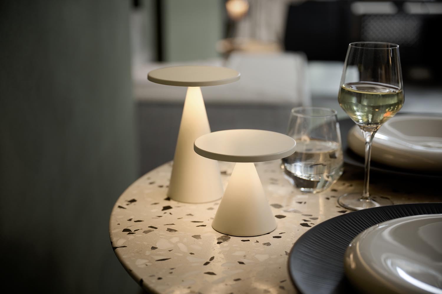 aps-table-cone-tischleuchte-17110-akku-wei-18-cm image 2